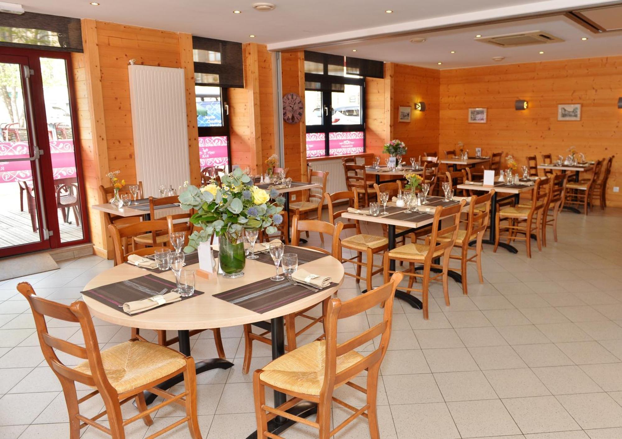 Logis Hotel De La Poste Mornant エクステリア 写真